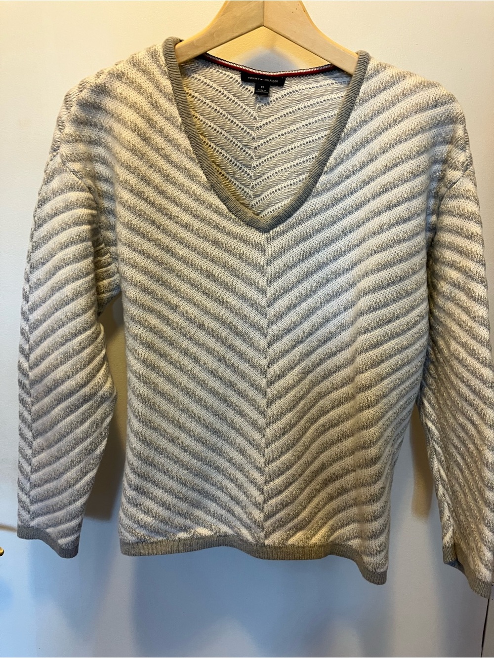 Tommy Hilfiger Chevron V-Neck Sweater in Cream & Gray